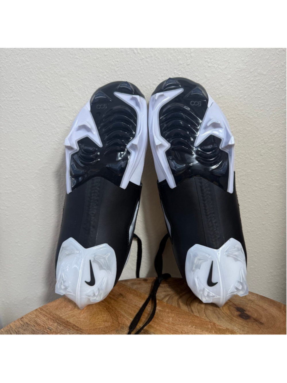 Men's Nike Athletic Shoes 8.5 Black White - Picture 3 of 8
